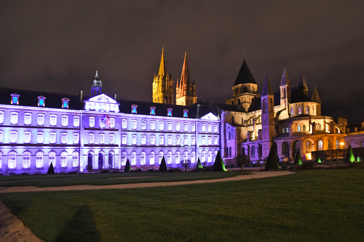 Les bâtiments mauristes (XVIIe siècle) de l’abbaye Saint-Étienne de Caen abritent aujourd’hui les services de mairie. (© Rodolphe Corbin)