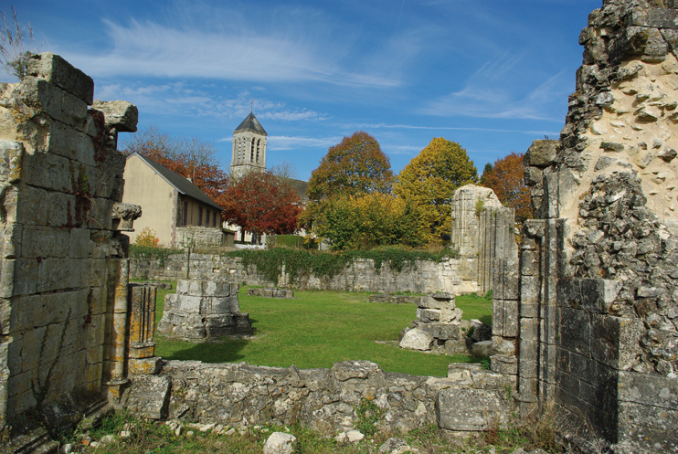 L’abbaye de Saint-Évroult a malheureusement servi de carrière de pierre. (© Stéphane William Gondoin)