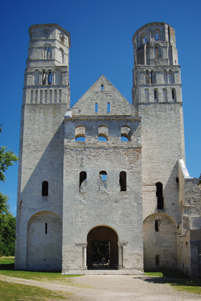 L’abbaye de Jumièges, l’un des fleurons de l’architecture romane en Normandie. (© Stéphane William Gondoin)