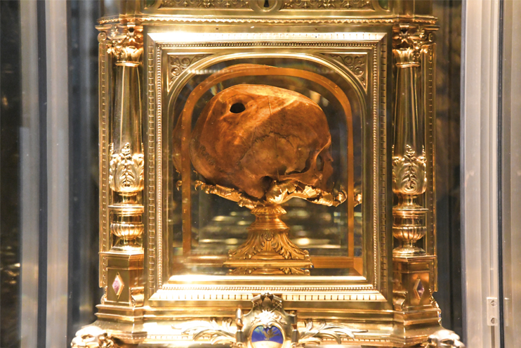 Le crâne perforé de saint Aubert