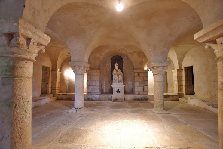 La crypte de léglise paroissiale de Saint-Marcouf (Manche), à lemplacement de labbaye mérovingienne de Nanteuil. ( Stéphane William Gondoin)