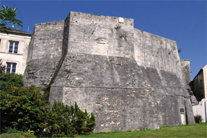 Vestiges du shell-keep ou donjon annulaire (xiie siècle). Différent d’un donjon tour, il s’agit d’une enceinte basse et resserrée. (Photo Rodolphe Corbin © Patrimoine Normand)