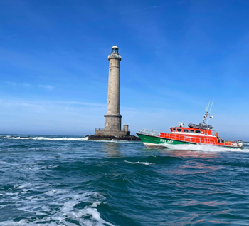 Le Mona Rigolet croise aux abords du phare de Goury. Ce dernier balise le passage du cap de la Hague depuis 1837. (© SNSM Goury)