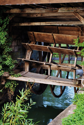 Le moulin d’Andé constitue un « témoignage technique insigne » sur le système de roue pendante, autrement dit, ajustable à la hauteur de l’eau. (© Chantal de Crombrugghe)