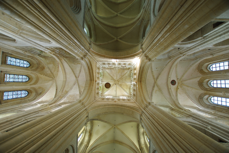 Tour-lanterne et croisée du transept de l’abbatiale de Fécamp. Cet établissement fut, après l’arrivée de Guillaume de Volpiano, à l’origine de la renaissance du monachisme normand. (© Stéphane William Gondoin)